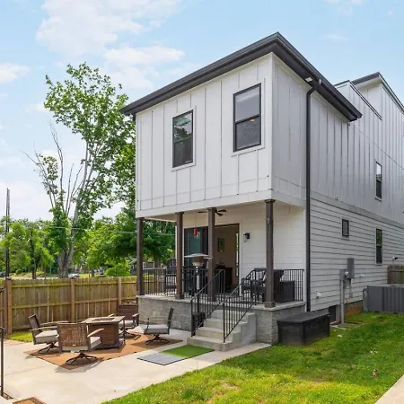 Holiday home House With Rooftop Patio, Next To A Park, 3 Miles To Downtown *