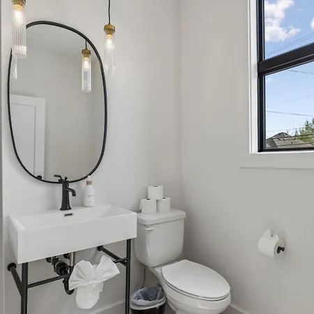 Holiday home Contemporary Townhome Rooftop Hot Tub & Fireplace Nashville