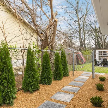 With Fenced In Yard And Firepit, Walk To Coffee And Food Holiday home