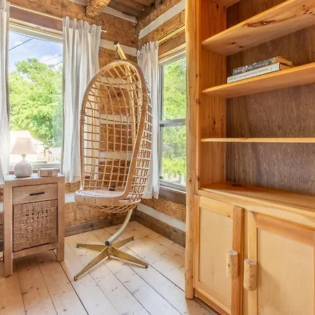 Holiday home The Magic Cottage- Artsy Escape With Hot Tub & Charm