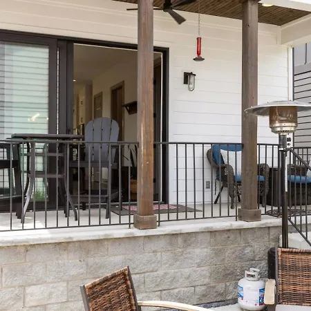 House With Rooftop Patio, Next To A Park, 3 Miles To Downtown Holiday home Nashville