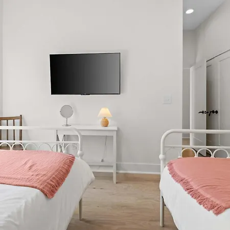 The Velvet Spur - Rooftop Retreat Near Germantown Holiday home *