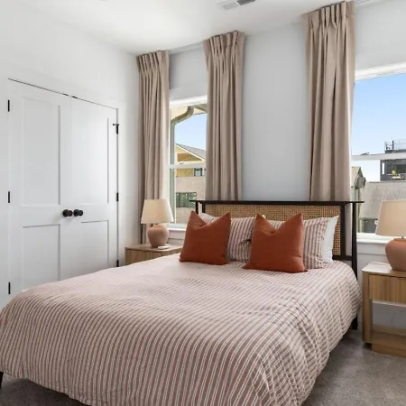 12 South With Rooftop Sauna, Wet Bar, And Two Car Garage Holiday home *