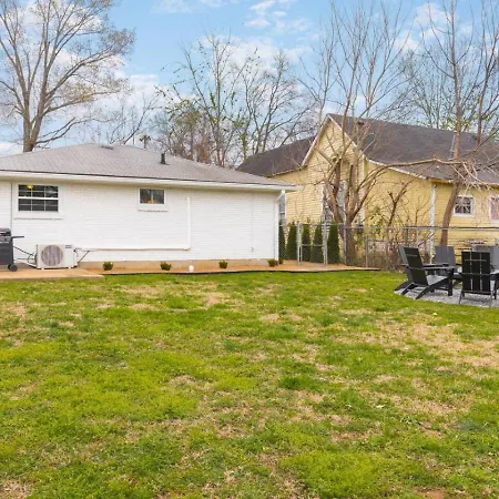 With Fenced In Yard And Firepit, Walk To Coffee And Food Holiday home