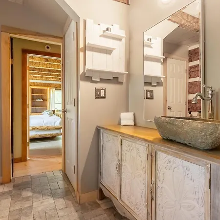 The Magic Cottage- Artsy Escape With Hot Tub & Charm