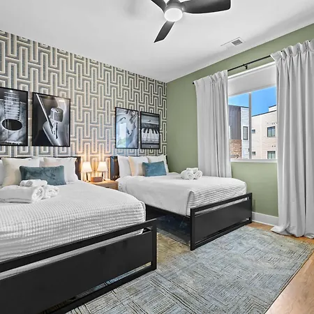 Holiday home Sounds Like Fun- Hot Tub & Rooftop Views