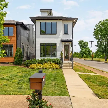 House With Rooftop Patio, Next To A Park, 3 Miles To Downtown
