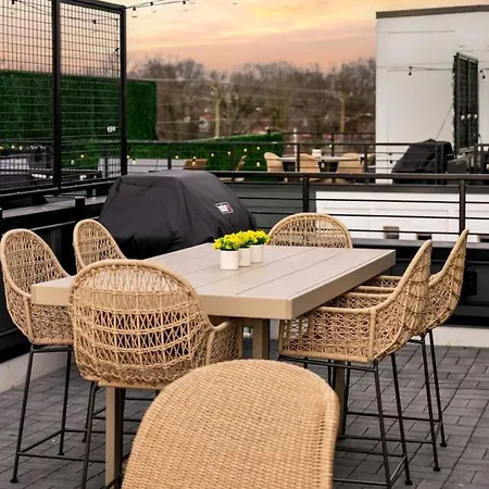 Elegant With Downtown Views Rooftop Hot Tub And Garage *