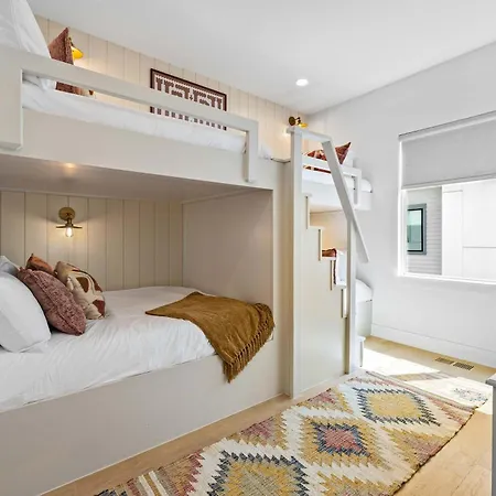 The Velvet Spur - Rooftop Retreat Near Germantown Holiday home