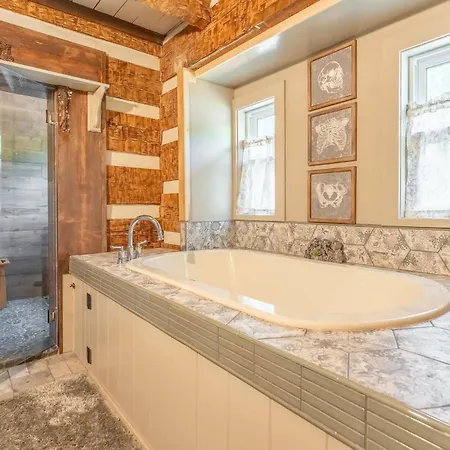 The Magic Cottage- Artsy Escape With Hot Tub & Charm Holiday home Nashville