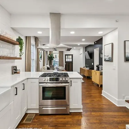 Speakeasy. East Nash. Hot Tub. Mins To Broadway Holiday home Nashville