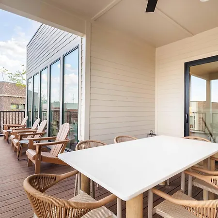 Heated Pool + Hot Tub + Sauna • 7 Min To Broadway Holiday home