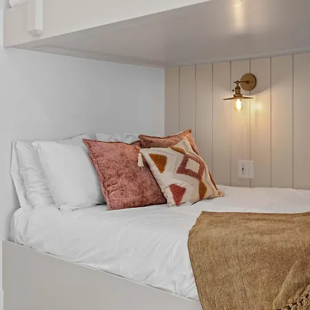 The Velvet Spur - Rooftop Retreat Near Germantown Holiday home *