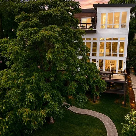 The Songwriter's Mansion Rooftop & Skyline Views Holiday home