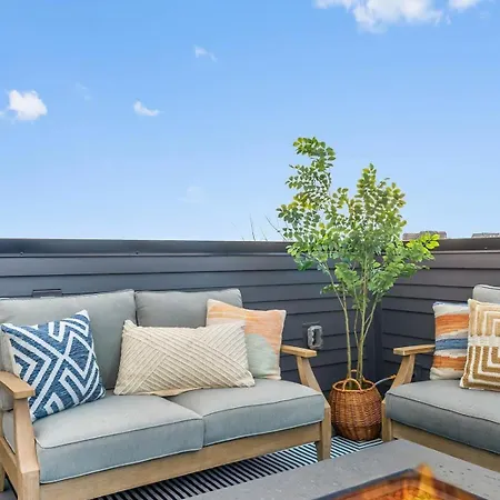 The Duet - Rooftop Lounge - 5 Mins To Broadway Holiday home *