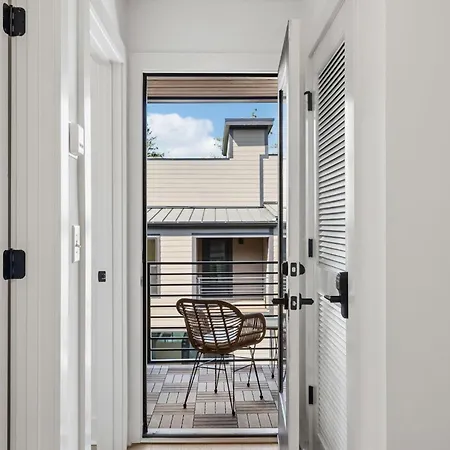 Fancy Townhouse With Rooftop Hot Tub & Fireplace Holiday home Nashville