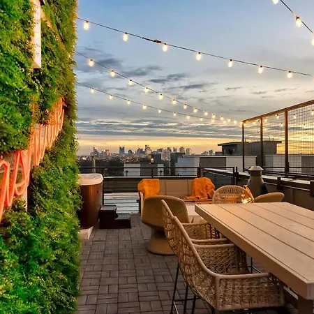 Elegant With Downtown Views Rooftop Hot Tub And Garage Holiday home Nashville