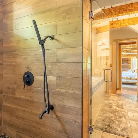 Holiday home The Magic Cottage- Artsy Escape With Hot Tub & Charm *