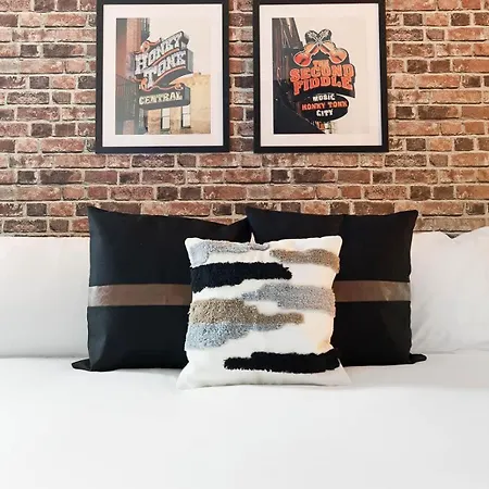 The Duet - Rooftop Lounge - 5 Mins To Broadway Holiday home *