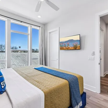 Downtown Hangout With Hot Tub Holiday home
