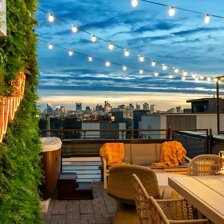 Elegant With Downtown Views Rooftop Hot Tub And Garage Holiday home Nashville