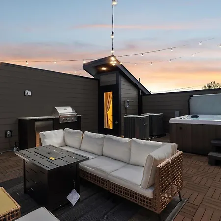 Contemporary Townhome Rooftop Hot Tub & Fireplace *