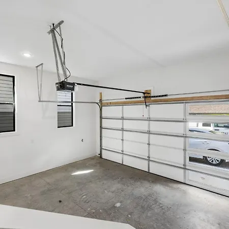 Fancy Townhouse With Rooftop Hot Tub & Fireplace Holiday home *