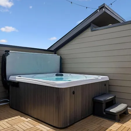 Holiday home Contemporary Townhome Rooftop Hot Tub & Fireplace *