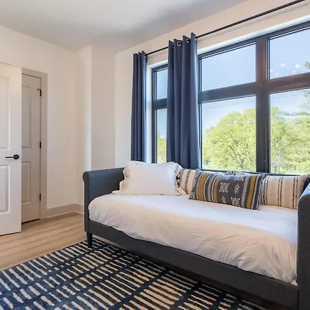 Holiday home The Jailhouse Rock By Local Nashville
