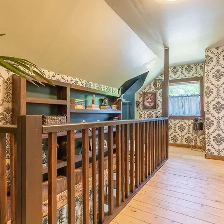 Holiday home The Magic Cottage- Artsy Escape With Hot Tub & Charm Nashville