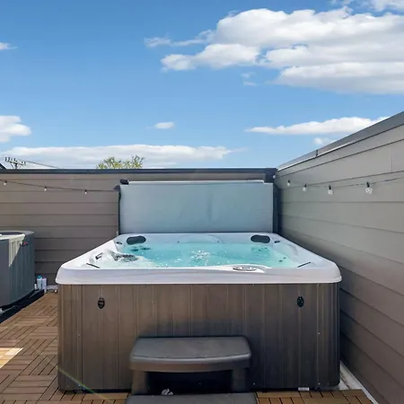 Holiday home Fancy Townhouse With Rooftop Hot Tub & Fireplace *