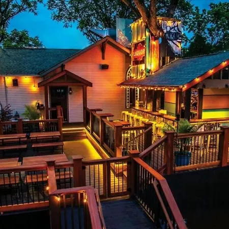 Holiday home The Amenities | Heated Pool | 7 Mins-broadway