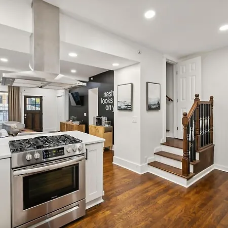 Speakeasy. East Nash. Hot Tub. Mins To Broadway Holiday home