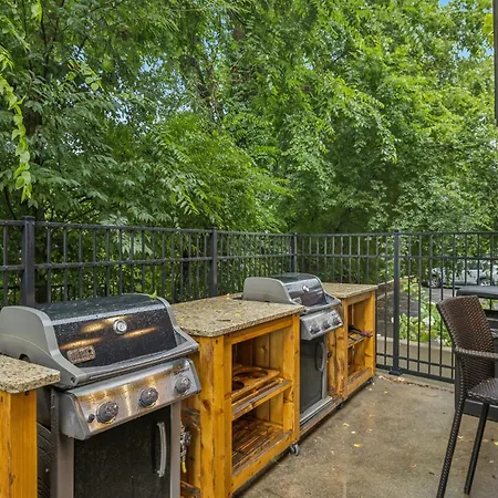 Luxury 2br Midtown Near Broadway & Pool Holiday home