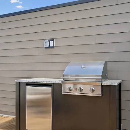 Contemporary Townhome Rooftop Hot Tub & Fireplace