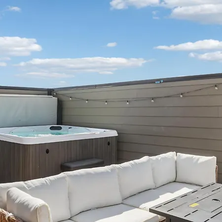 Fancy Townhouse With Rooftop Hot Tub & Fireplace Holiday home