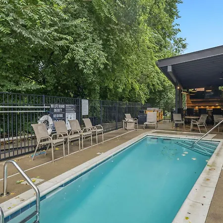 Holiday home Luxury 2br Midtown Near Broadway & Pool