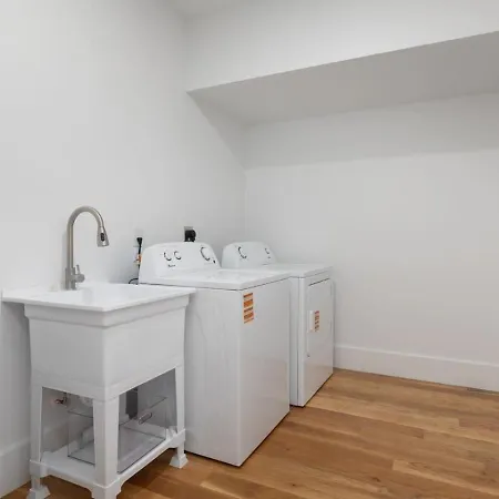 12 South With Rooftop Sauna, Wet Bar, And Two Car Garage Holiday home Nashville