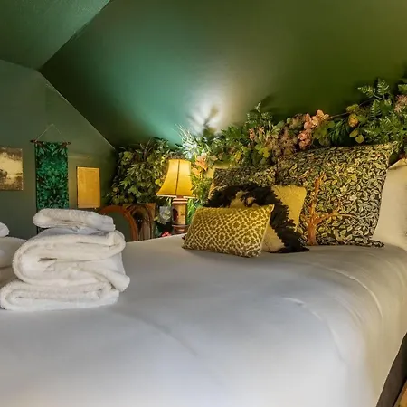 Holiday home The Magic Cottage- Artsy Escape With Hot Tub & Charm