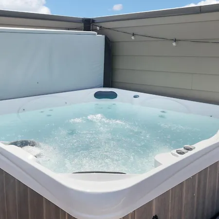 Fancy Townhouse With Rooftop Hot Tub & Fireplace Holiday home Nashville