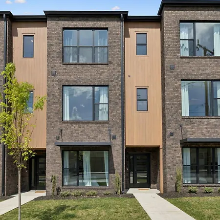 Contemporary Townhome Rooftop Hot Tub & Fireplace Holiday home Nashville