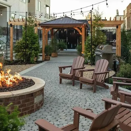 Heated Pool + Hot Tub + Sauna • 7 Min To Broadway