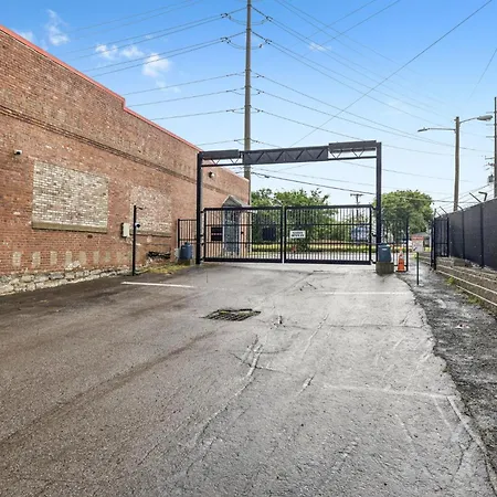 Holiday home Luxury 2br Midtown Near Broadway & Pool *