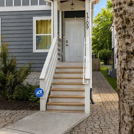 In Style Spacious Nash Near Broadway Holiday home Nashville