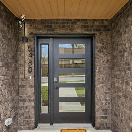 Contemporary Townhome Rooftop Hot Tub & Fireplace *