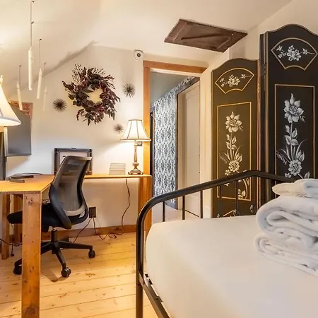 The Magic Cottage- Artsy Escape With Hot Tub & Charm Holiday home *