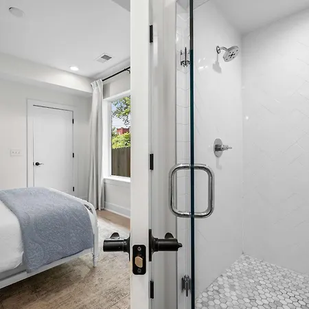 The Velvet Spur - Rooftop Retreat Near Germantown Holiday home *