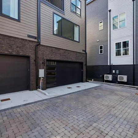 Holiday home Fancy Townhouse With Rooftop Hot Tub & Fireplace