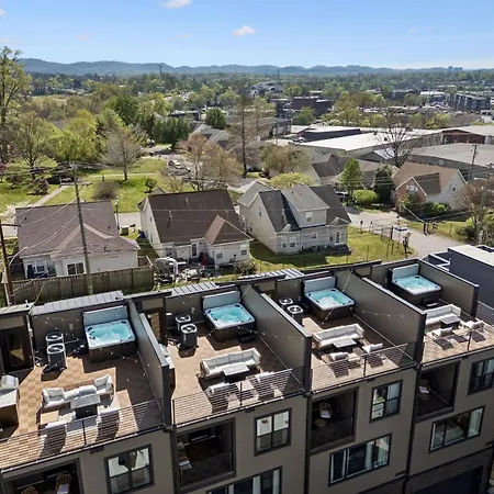 Contemporary Townhome Rooftop Hot Tub & Fireplace Holiday home Nashville
