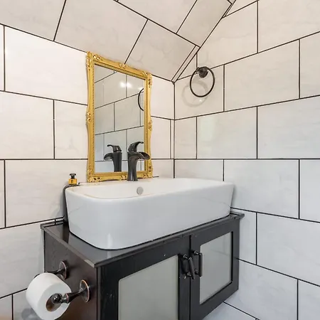 The Magic Cottage- Artsy Escape With Hot Tub & Charm Holiday home Nashville